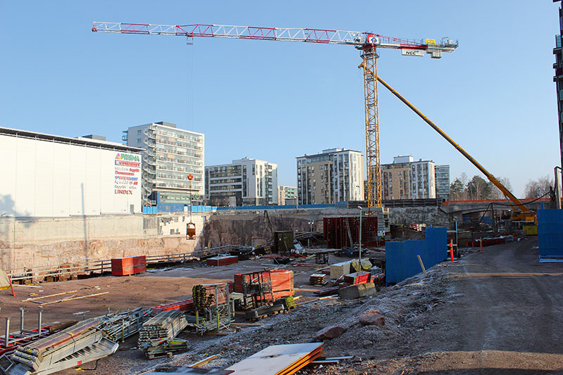 Maanrakennusvaiheen jälkeen työmaalla syntyy nopeasti näkyvää: metrokeskustyömaa maaliskuun alussa ja toukokuun alussa 2014.
