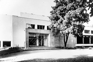 Alvar Aallon suunnittelema Viipurin kaupunginkirjasto valmistui vuonna 1935. Pääsisäänkäynti Gustaf Welinin kuvaamana vuonna 1936. Copyright Alvar Aalto Säätiö.
